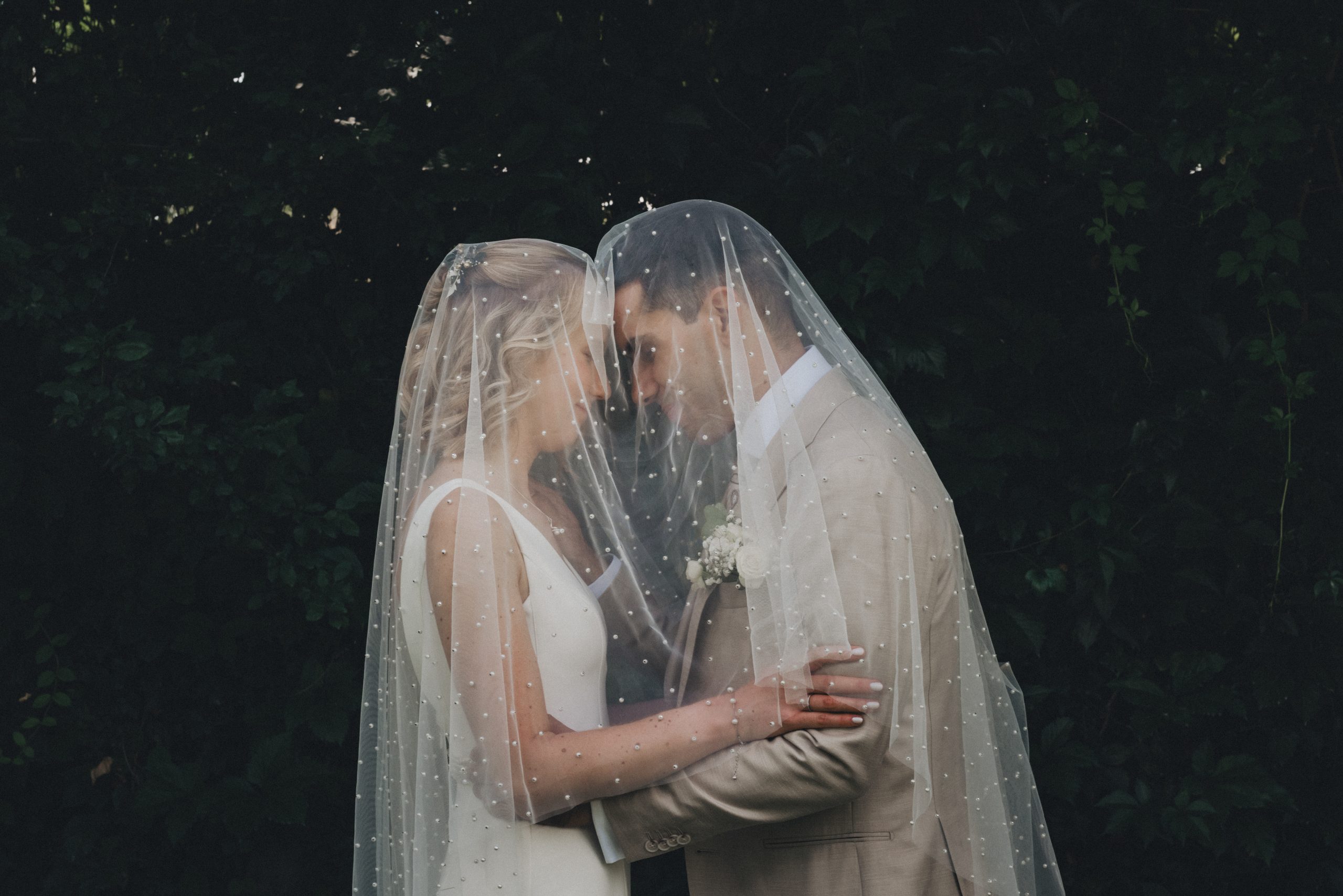 sesión de pareja en una boda sencilla