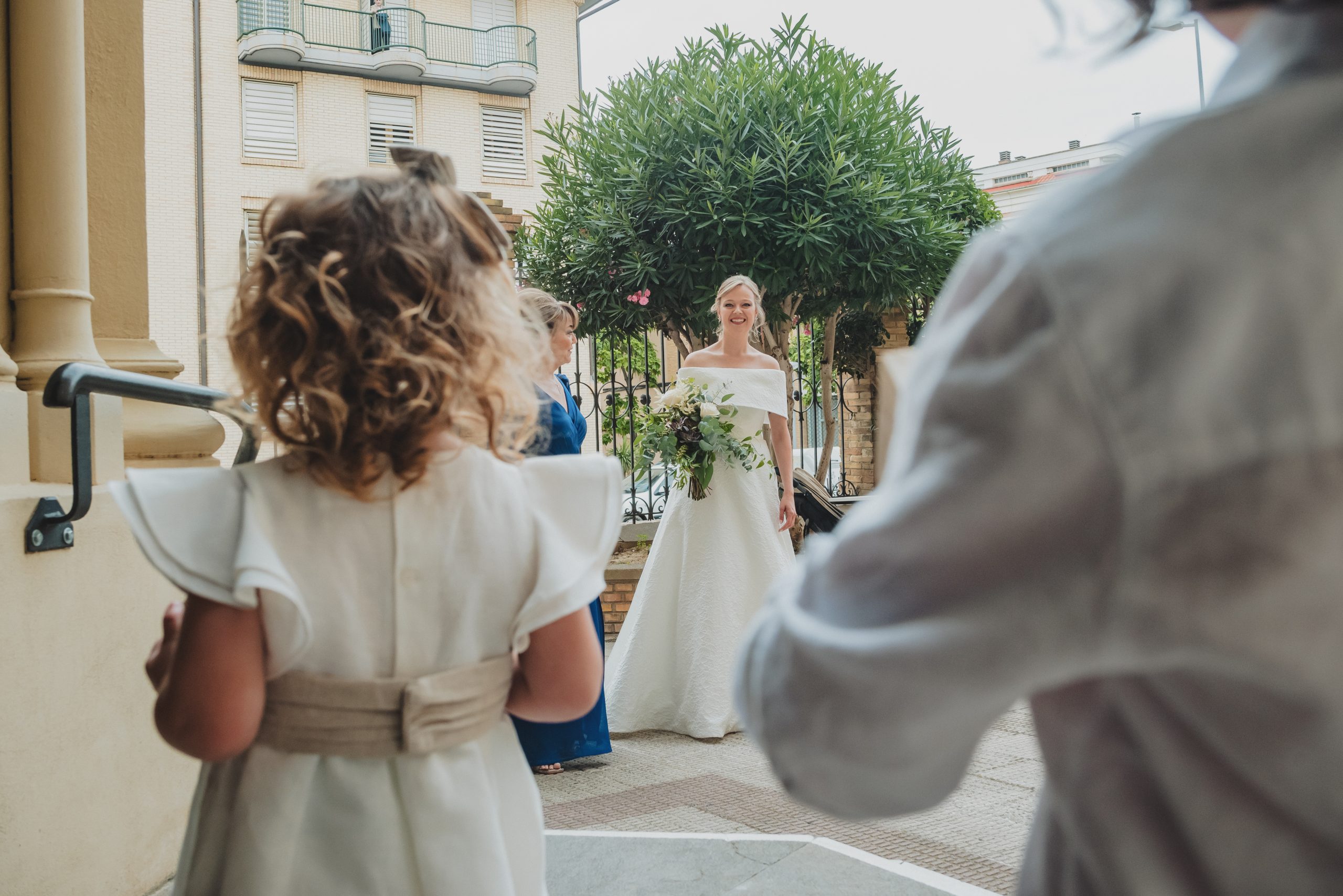 pareja celebrando su boda