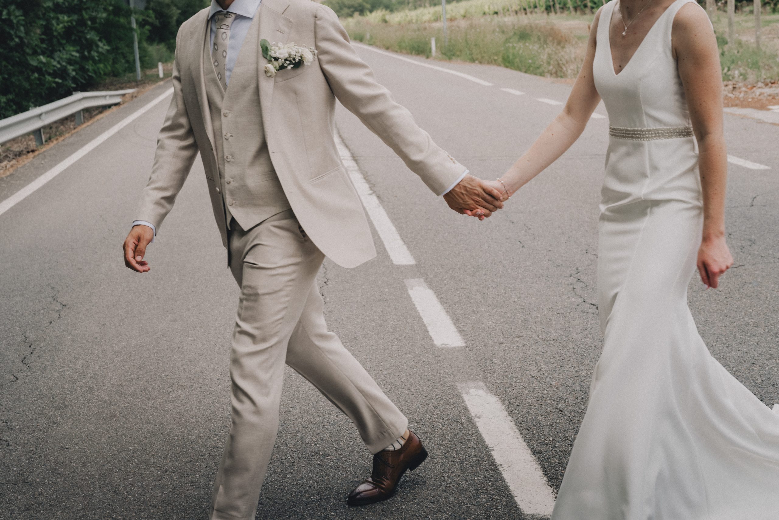 pareja en un momento tranquilo después de la ceremonia