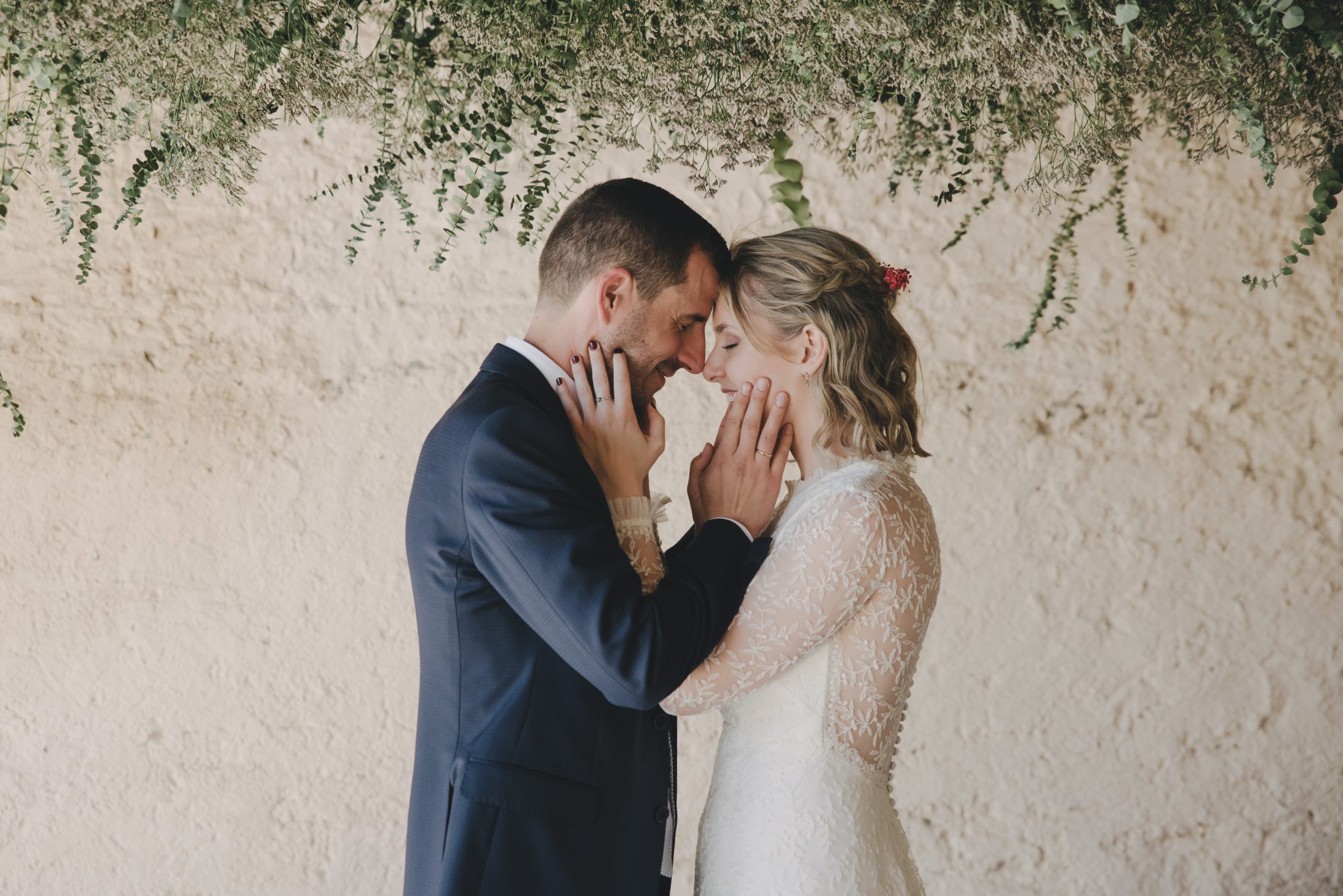 pareja en un momento tranquilo después de la ceremonia