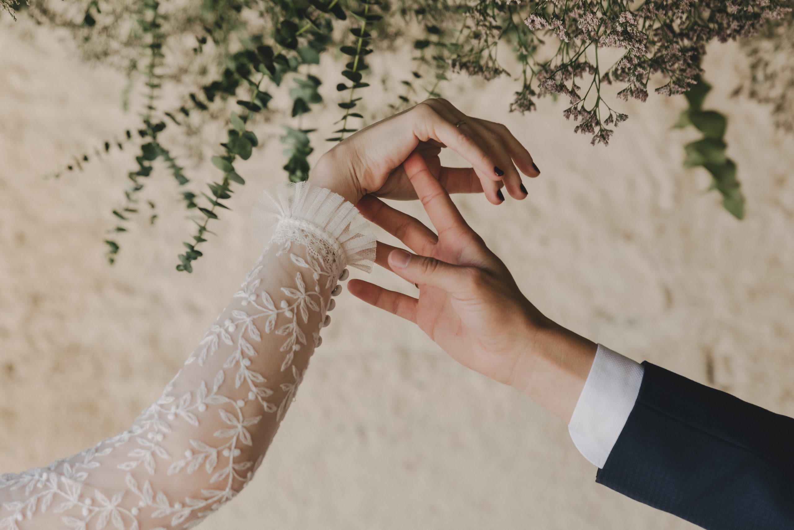 manos de los novios durante la ceremonia
