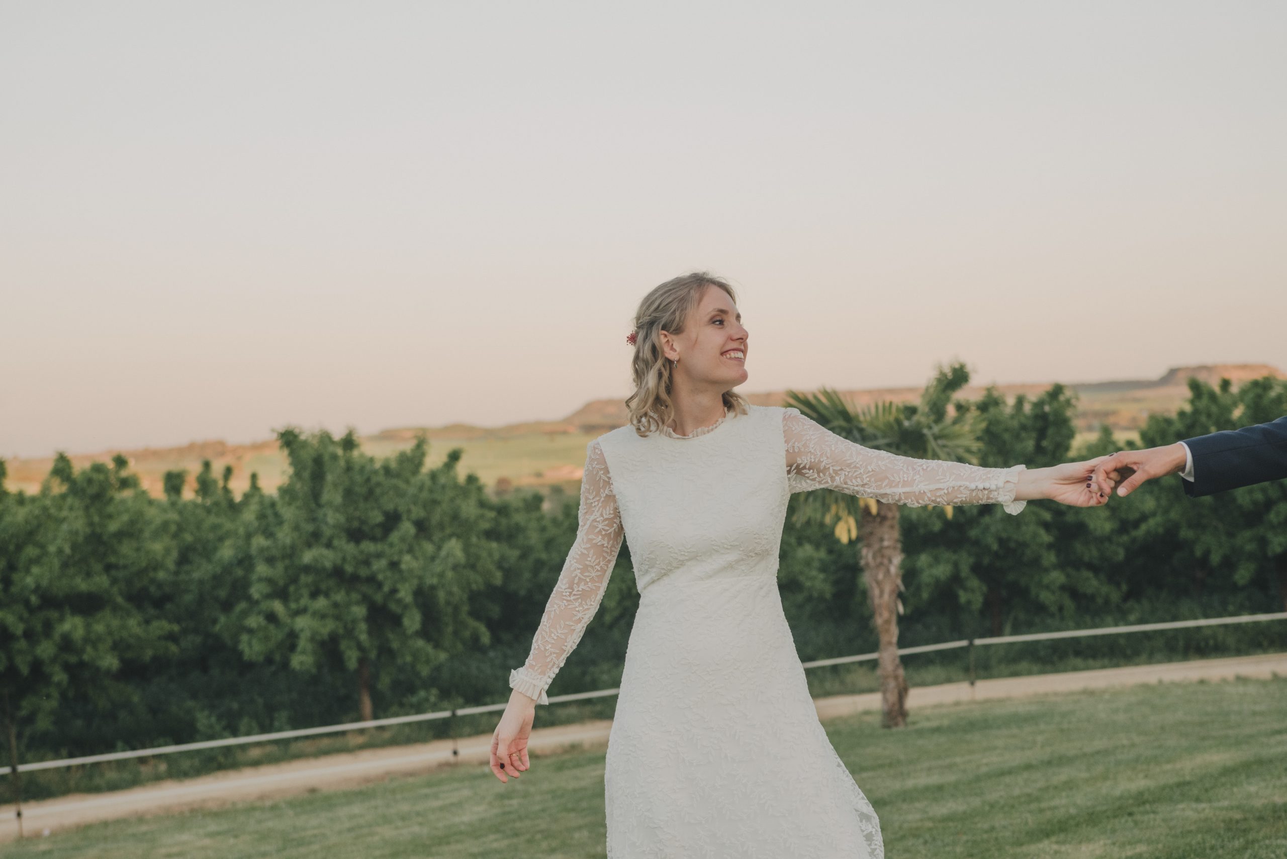 boda íntima abrazo con familiares en Barbastro