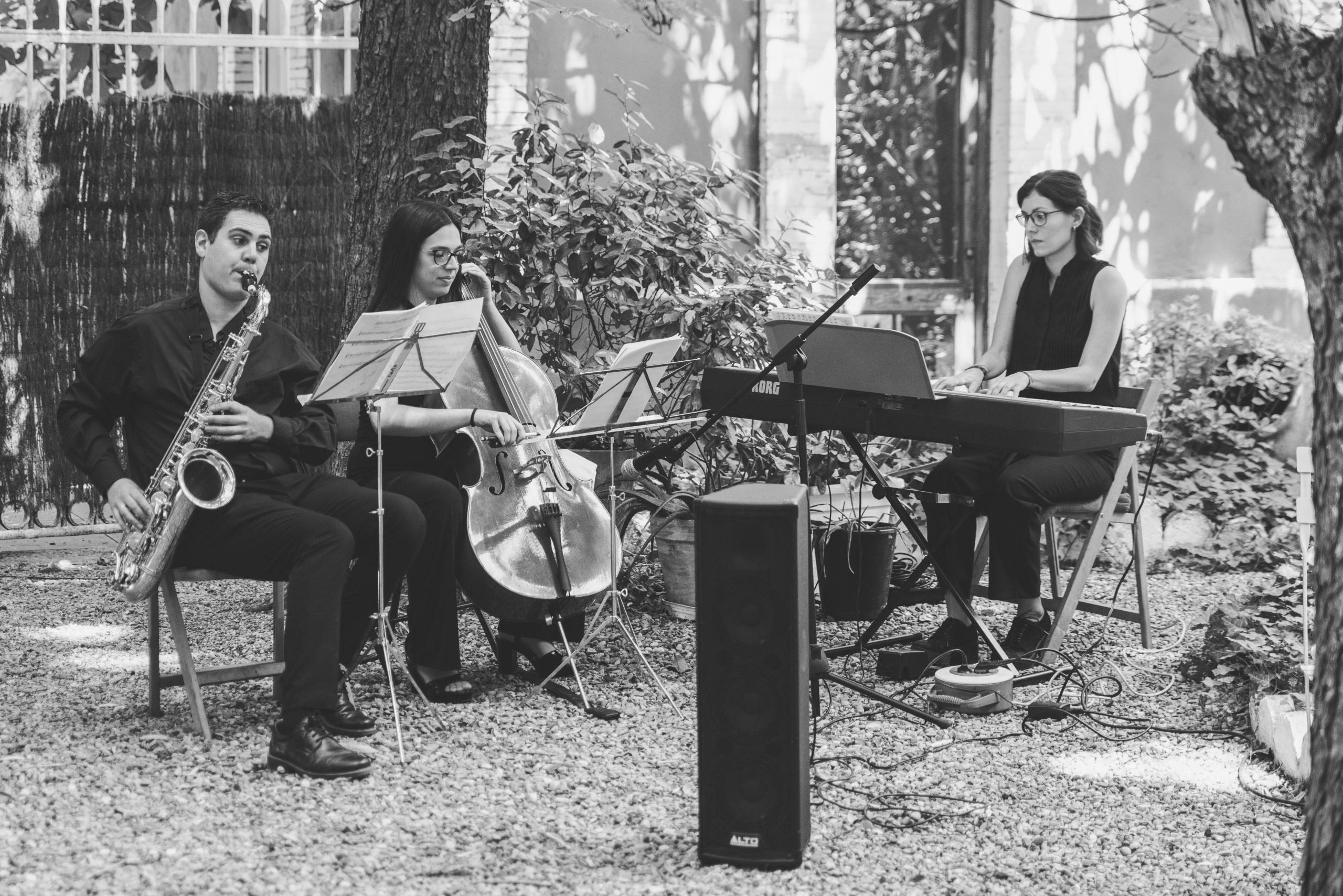 ambiente cercano en boda con pocos invitados