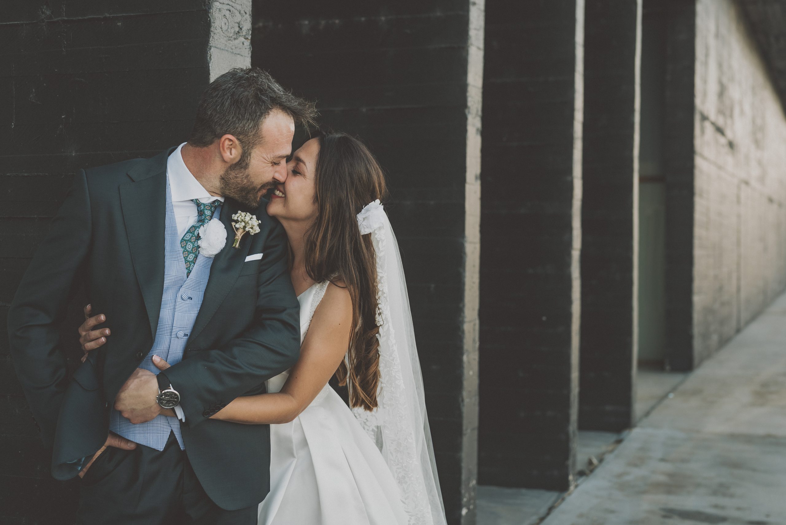 pareja durante ceremonia civil en bodegas Laus
