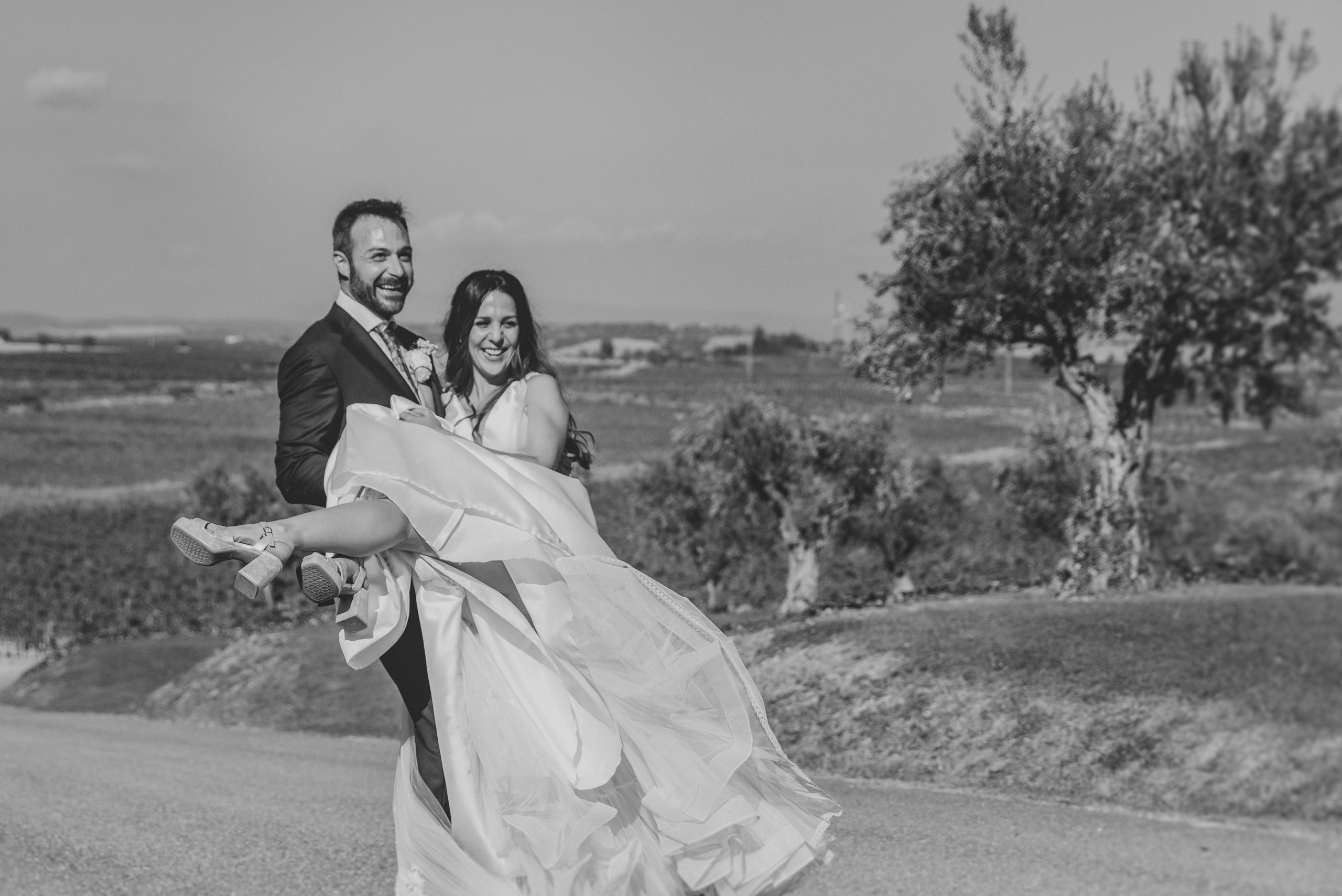 pareja recién casada en sesión de boda en el Somontano