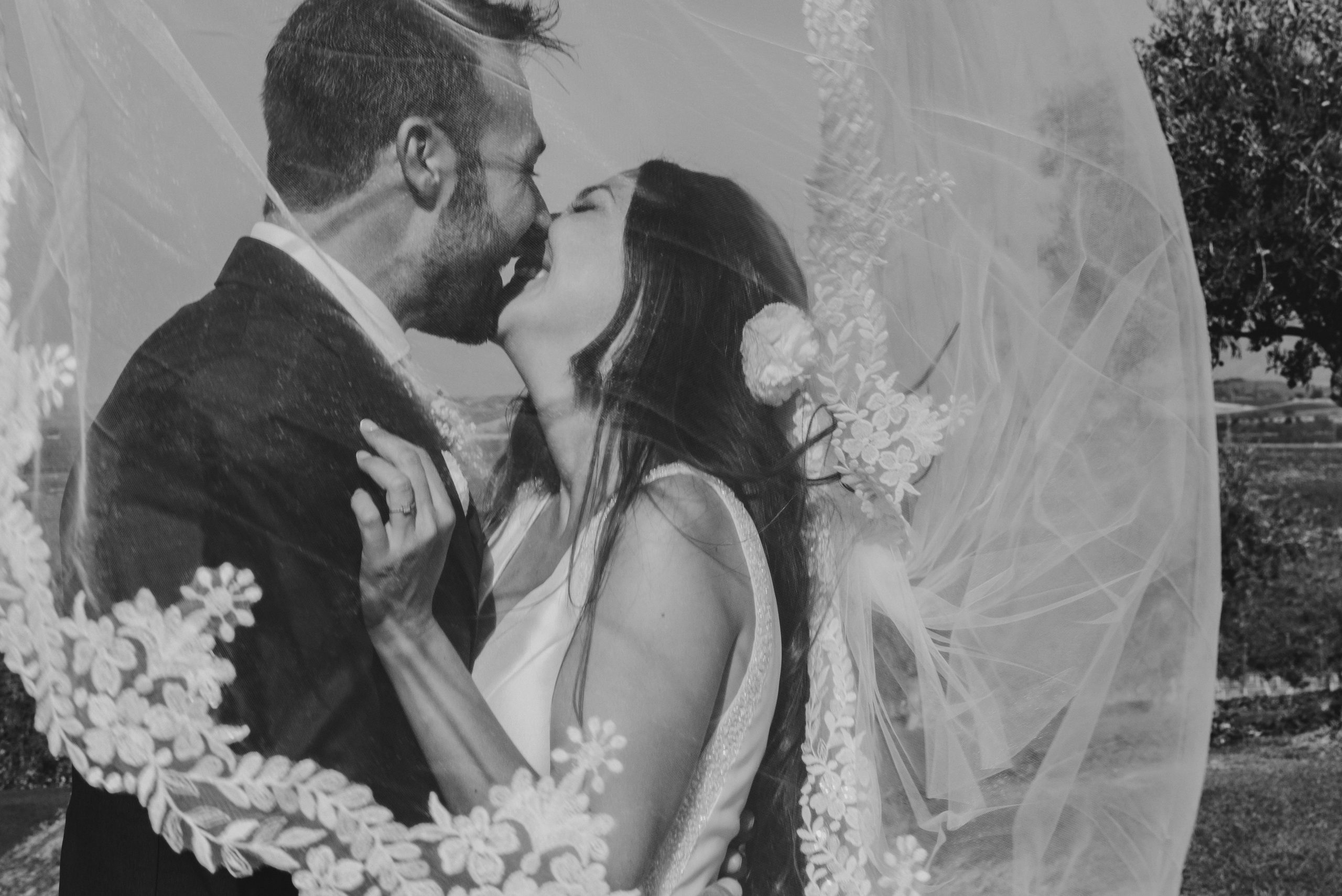 sesión de pareja en una boda sencilla en Monzón